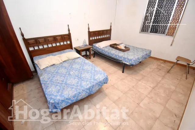 ESPACIOSA CASA CON LOCAL COMERCIAL, DOS TERRAZAS Y BALCÓN — 12
