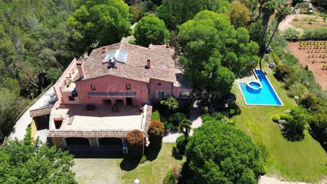 Villa de ensueño entre viñedos y el Montserrat. Masía del si