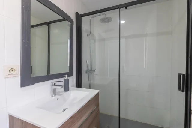 Casa independiente con piscina en La Zubia. — 31