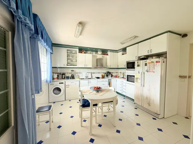 VENTA EN PLENO DOMINIO · Gran chalet de 545 m2 con placas solares y parcela privada de 3.000 m2 · Boadilla del Monte — 11