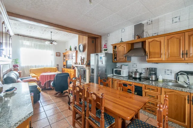 Gran Casa en Esquina en Atarfe – 4 Dormitorios, Piscina, Garaje y Espacio Comercial — 49