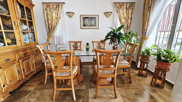 Encantador Chalet de 2 Plantas con Amplios Espacios y Terrazas — 24