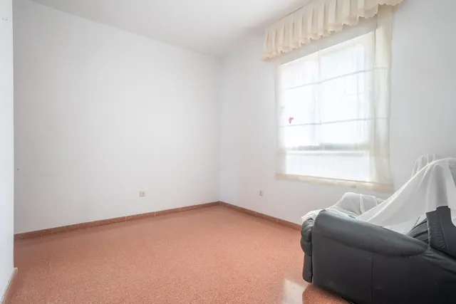 Almeria - cruz de caravaca: amplio triplex - 6 habitaciones + 3 baños + 1 aseo + garaje amplio + 2 salones + 2 cocinas + solarium — 45