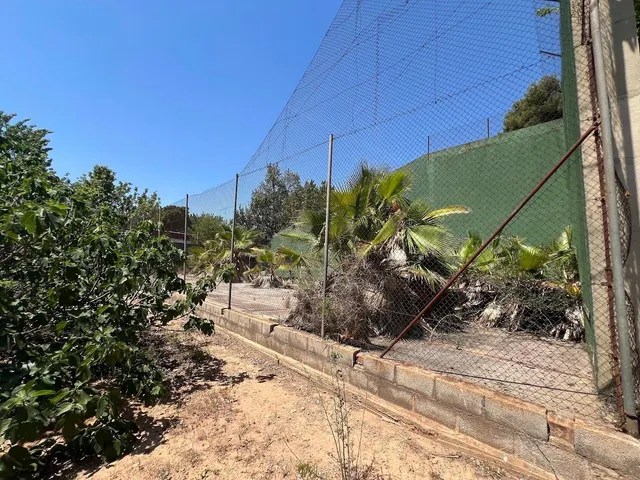 Terreno urbano en Torrent con edificación y frontenis. — 28
