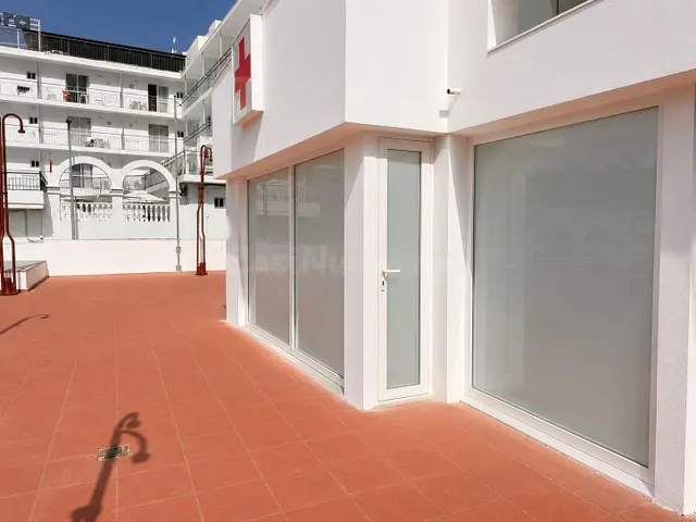 Local comercial con terraza y vistas al puerto deportivo de  - foto 3