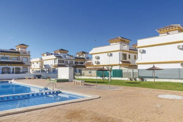 Casa adosada en buen estado (aprox. 87 m2) en el popular Jardín del Mar XIII. Terraza orientada al suroeste frente a la casa, azotea, gran piscina comunitaria y cerca de colegios y supermercados. — 24