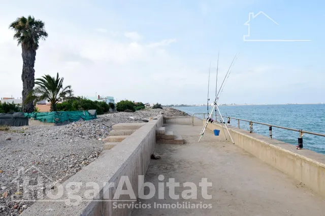 TERRENO URBANO EN PRIMERA LÍNEA JUNTO AL MAR — 24
