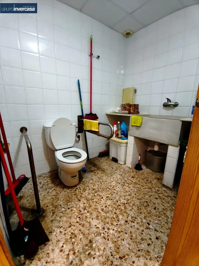 Gran local comercial de 261 m2 situado en zona céntrica de Vilamarxant (Valencia). — 18
