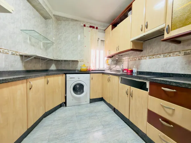 Amplio piso con terraza, 3 dormitorios y posibilidad de 4 en Av. Barcelona – Viñuela – Rescatado — 10