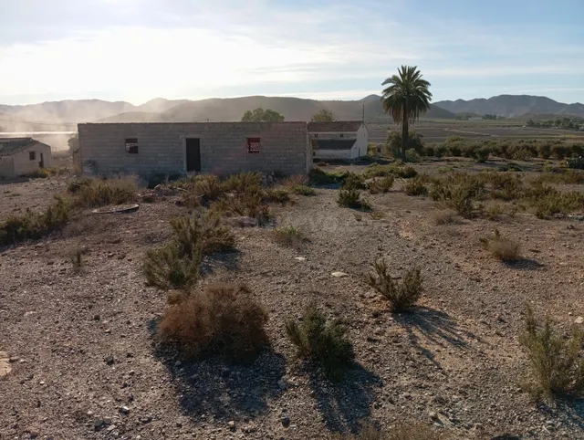 CORTIJO CON TERRENO Y ALMACENES JUNTO A LORCA Y PUERTO LUMBR - foto 4