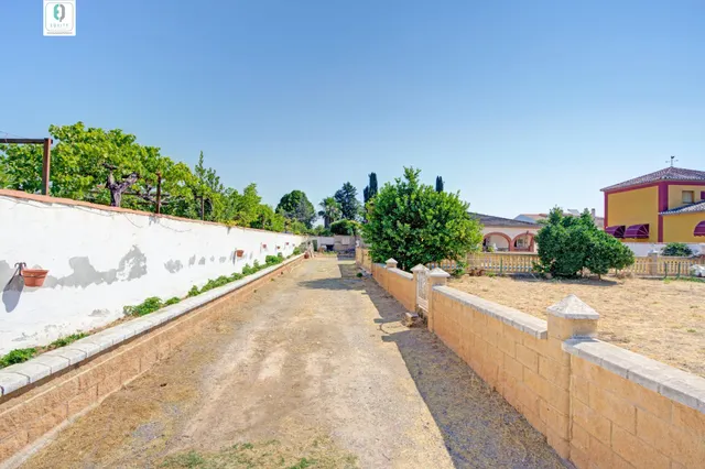 CHALET CON PISCINA EN CORTIJO PRETEL (ALBOLOTE) — 35