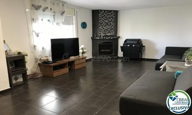 Encantadora Casa Renovada en Urbanización Tranquila de Roses - foto 5