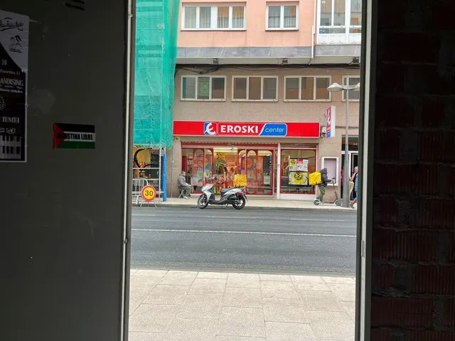 SE ALQUILA LOCAL COMERCIAL EN OBRA EN EDIFICIO DE NUEVA CONSTRUCCIÓN EN AVD. CORUÑA — 13