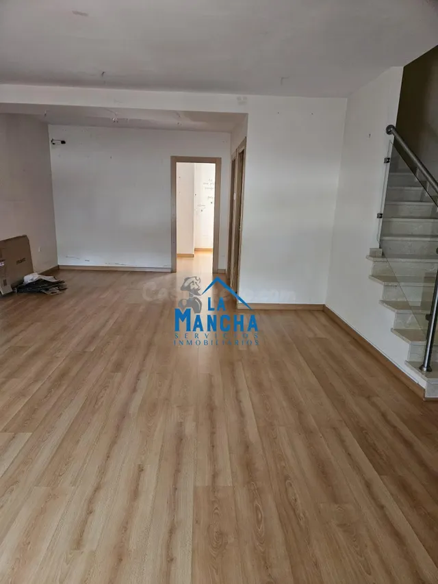 INMOBILIARIA LA MANCHA VENDE ADOSADO EN BARRIO MEDICINA. — 2