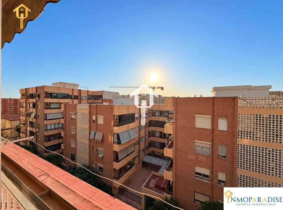 Ático en exclusiva totalmente reformado de 56 m2 con terraza en zona benalúa de Alicante: edificio con ascensor