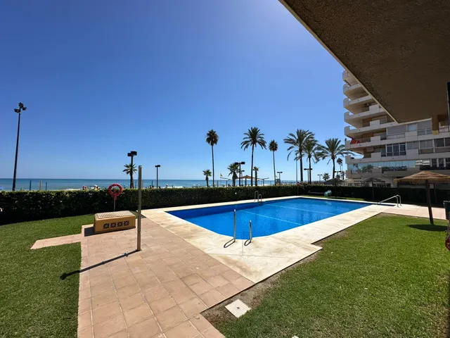 1ª Línea Playa Fuengirola - Super Atico 2 Dormitorios, Vistas al mar y Piscina, Gran Terraza, Sauna — 35