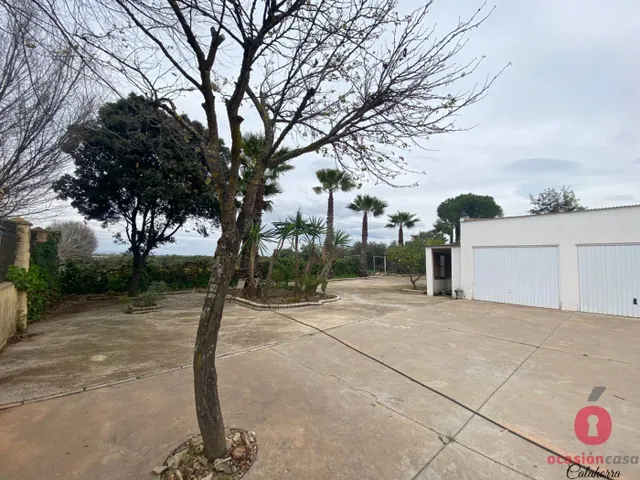 GRAN CASA CON TERRENO EN LOS ALGARBES (LA CARLOTA) - 3.500 METROS ¡HIPOTECABLE! — 35