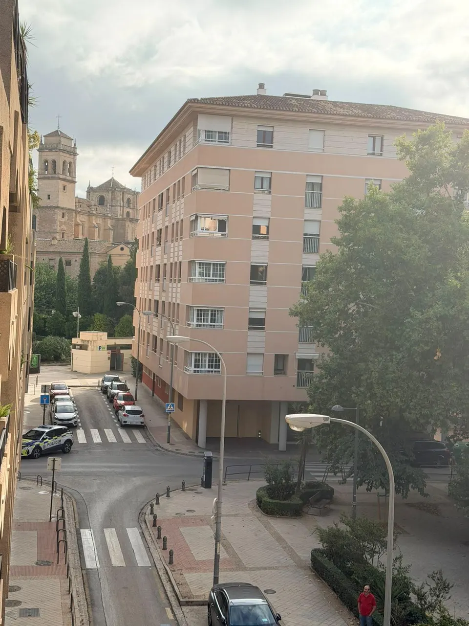 PISO EN PLENO CENTRO DE GRANADA CON GARAJE, TRASTERO Y POSIBILIDAD DE 2 DORMITORIOS