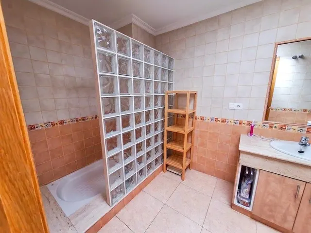 Casa familiar en el centro de Pinoso con gran garaje y potencial de negocio | ¡Solo 780 €/m2! — 38