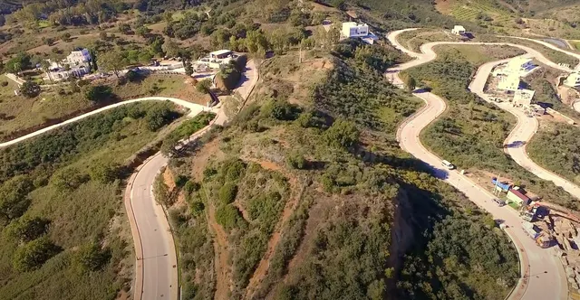 Terreno edificable en Marbella con vistas al golf y sol todo - foto 5