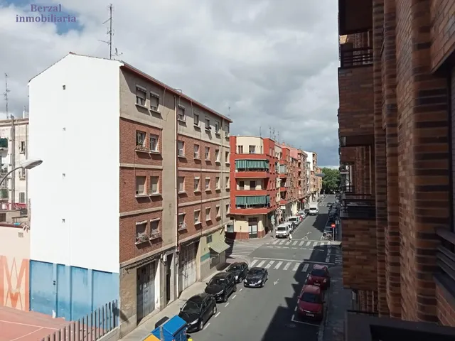 Piso de 75 metros construidos en Logroño, Zona Centro Ayuntamiento con piscina comunitaria — 21