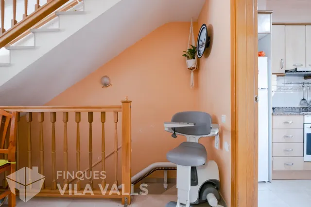 Casa adosada de tres plantas con jardín, terrazas y espacio tipo loft en garaje — 14