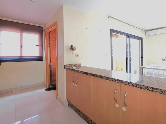 Magnífica y espaciosa casa adosada de 4 plantas (aprox. 176 m2). Varias terrazas y gran zona de piscina comunitaria. Cerca de campos de golf, La Zenia Boulevard, y a poco más de 5 km de las playas. — 36