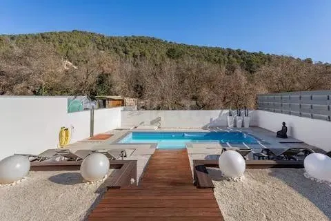 Moderna casa independiente con licencia turística, en la Urb - foto 2