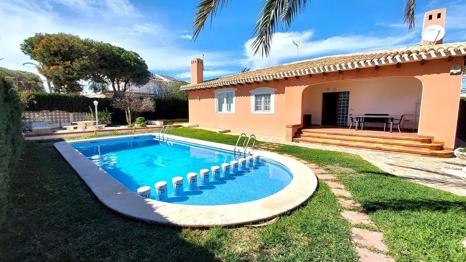 Villa junto al mar en Cabo Roig a solo 3 minutos de la playa