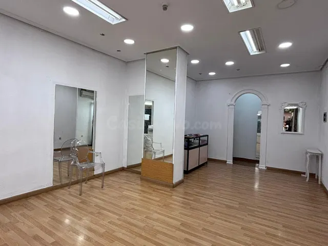 Local comercial en Paseo de Cánovas. Oportunidad!!