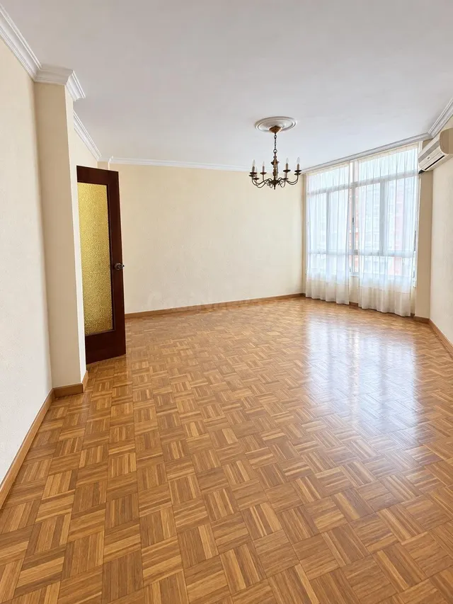 Amplia vivienda exterior en sexta planta junto a Virgen de L - foto 5
