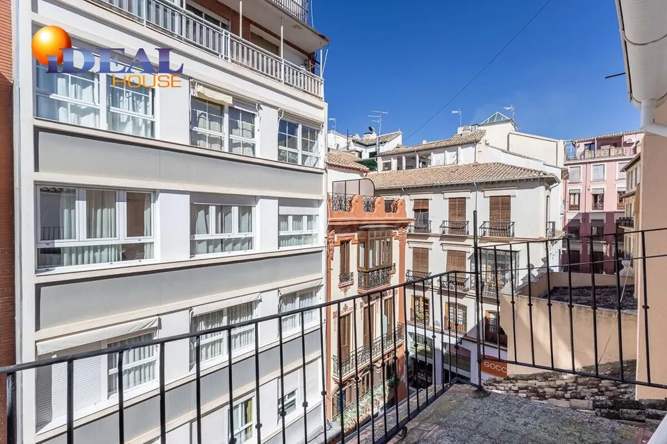 Edificio junto a Plaza Bib-rambla.