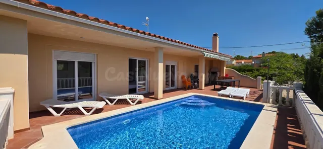 Chalet de reciente construcción con piscina y gran parcela a