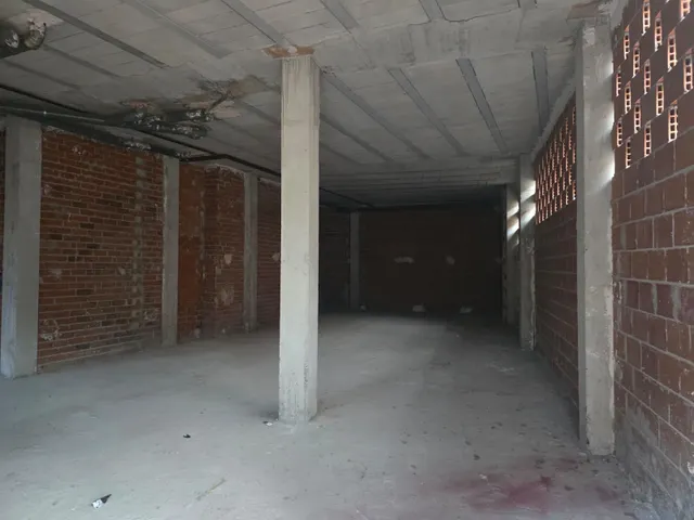 Alquiler de bajo comercial para reformar - foto 5