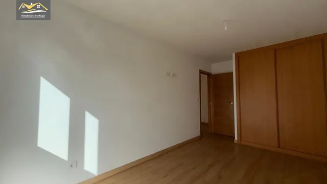 Chalé adosado, con terraza 30m , jardín 70m , garaje para 2 coches. 5 habitaciones. 3 baños. Cocina salón comedor de 35 m2. Magnificas vistas. Muy soleados — 34