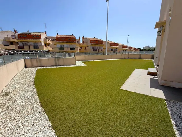 Planta baja moderna (aprox. 63 m2) con 2 dormitorios, 2 baños y amplia terraza/jardín. Gran zona de piscina, cerca del La Zenia Boulevard, ¡y a 15 minutos a pie de la Playa de La Zenia! — 7