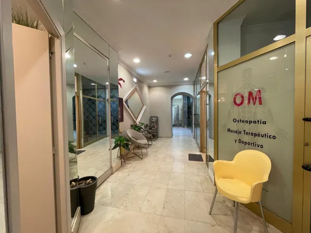 SE VENDE LOCAL CON INQUILINOS EN EL CENTRO — 12