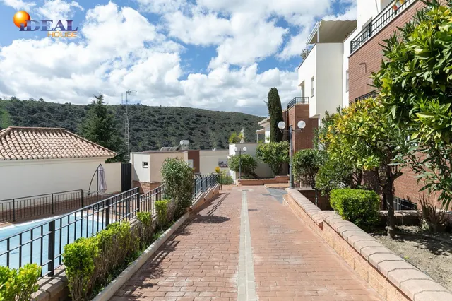 Adosada en el nuevo acceso a la Alhambra — 29