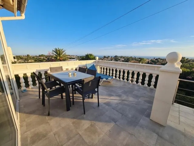 Chalet con 3 viviendas independientes, piscina privada cubierta y vistas al mar — 46
