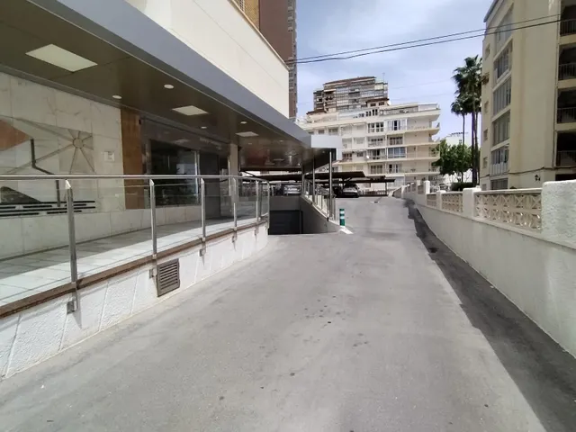 Apartamento de esquina con 2 dormitorios y terraza acristlada en 1 Linea playa Levante. — 30