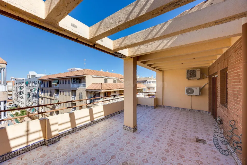 Atico de 2 dormitorios y gran terraza en Torrevieja - Acequión