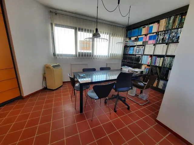 Local de 90 m2 esquinero. — 12