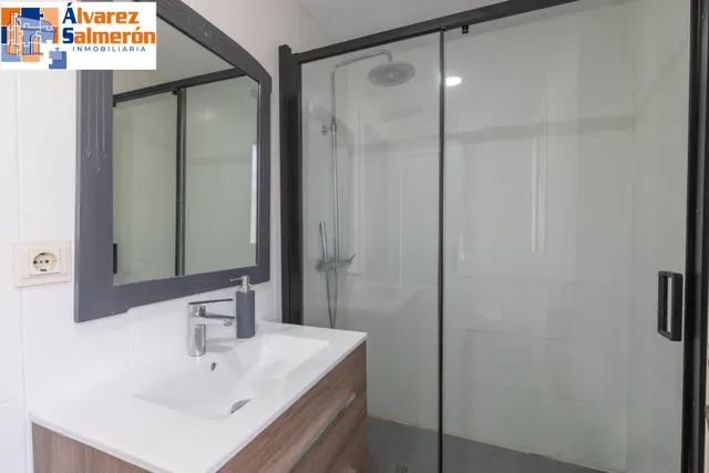 Casa independiente con piscina en La Zubia. — 31