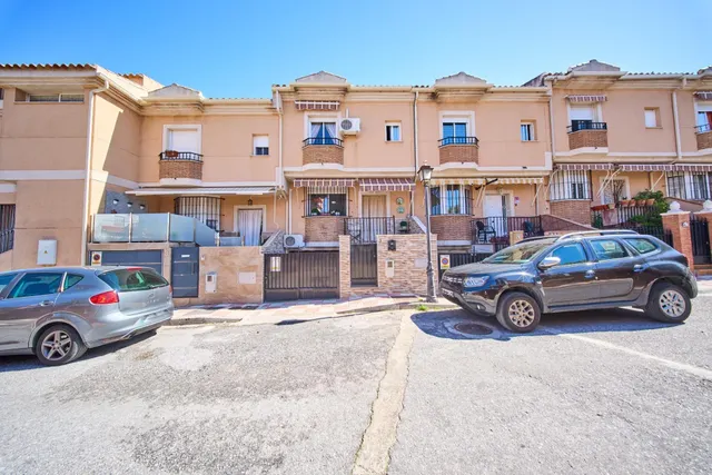 Acogedora casa con gran garaje y patio en La Zubia - foto 2