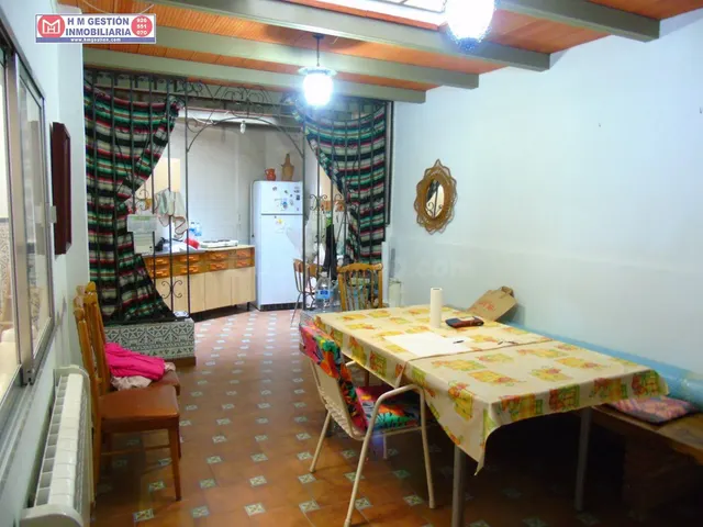 CASA EN PLANTA BAJA CON LOCAL COMERCIAL MAS SALON , BAÑO UN 