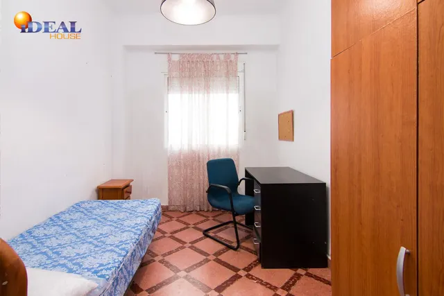 Por debajo de la Plaza Trinidad, a un paso de Facultad de Traductores, Derecho, Escuela de Arte y Oficios. Actualmente 6 estancias(incluido el salón). un cuarto de baño, un aseo, cocina. Techos Alto — 20