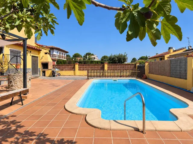 Casa con jardín y piscina en venta en Sant Miquel de Fluvià - foto 4
