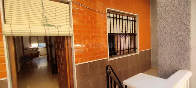Encantadora Casa de Pueblo con Amplia Parcela en Catral