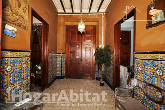Amplia casa esquinera con terraza y trastero en el centro — 12