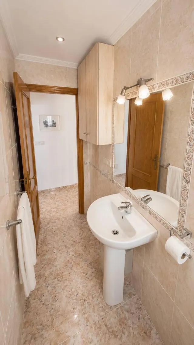 Apartamento turístico en primera línea de mar con piscina, garaje y solárium panorámico — 21